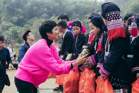 Hhen Niê cùng bạn trẻ Hà Nội lên Tây Bắc tặng bánh chưng yêu thương - Ảnh 1. Hhen Niê cùng bạn trẻ Hà Nội lên Tây Bắc tặng bánh chưng yêu thương - Ảnh 1.