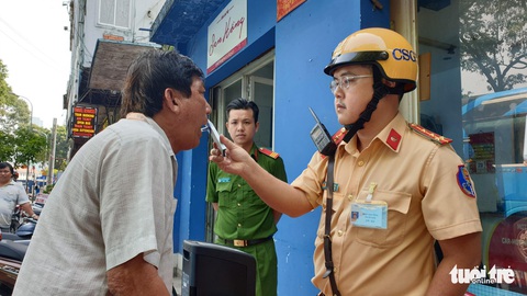 Tài xế tá hỏa vì kiểm tra nước bọt báo dính ma túy - Ảnh 1. Tài xế tá hỏa vì kiểm tra nước bọt báo dính ma túy - Ảnh 1.