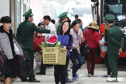Bà con Việt ở Lào chen nhau về quê, mặc giá vé gấp đôi, gấp ba - Ảnh 6. Bà con Việt ở Lào chen nhau về quê, mặc giá vé gấp đôi, gấp ba - Ảnh 6.