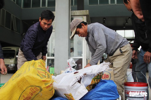 Bà con Việt ở Lào chen nhau về quê, mặc giá vé gấp đôi, gấp ba - Ảnh 9. Bà con Việt ở Lào chen nhau về quê, mặc giá vé gấp đôi, gấp ba - Ảnh 9.