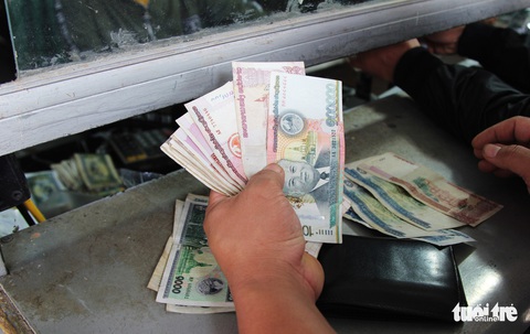 Bà con Việt ở Lào chen nhau về quê, mặc giá vé gấp đôi, gấp ba - Ảnh 7. Bà con Việt ở Lào chen nhau về quê, mặc giá vé gấp đôi, gấp ba - Ảnh 7.