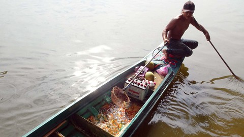 Bó tay với nạn chích điện, bắt cá phóng sinh? - Ảnh 1. Bó tay với nạn chích điện, bắt cá phóng sinh? - Ảnh 1.