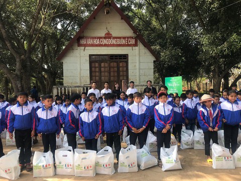 Quỹ Hiểu về trái tim chia sẻ ấm áp với trẻ em người dân tộc Đắk Lắk - Ảnh 1. Quỹ Hiểu về trái tim chia sẻ ấm áp với trẻ em người dân tộc Đắk Lắk - Ảnh 1.