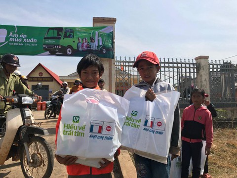 Quỹ Hiểu về trái tim chia sẻ ấm áp với trẻ em người dân tộc Đắk Lắk - Ảnh 2. Quỹ Hiểu về trái tim chia sẻ ấm áp với trẻ em người dân tộc Đắk Lắk - Ảnh 2.