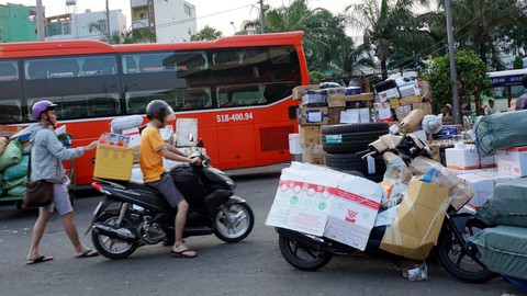 Đi lại mùa Tết, giá vé chát, nhà xe làm xiếc với phí gửi hành lý - Ảnh 2. Đi lại mùa Tết, giá vé chát, nhà xe làm xiếc với phí gửi hành lý - Ảnh 2.