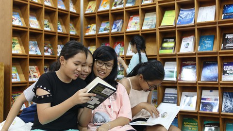 Cựu sinh viên mang sách ngoại văn về quê nhà - Ảnh 1. Cựu sinh viên mang sách ngoại văn về quê nhà - Ảnh 1.