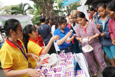 Bữa tiệc tất niên 0 đồng của bệnh nhi ung thư - Ảnh 15. Bữa tiệc tất niên 0 đồng của bệnh nhi ung thư - Ảnh 15.