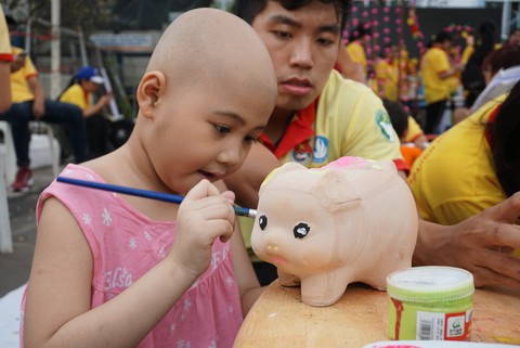 Bữa tiệc tất niên 0 đồng của bệnh nhi ung thư - Ảnh 1. Bữa tiệc tất niên 0 đồng của bệnh nhi ung thư - Ảnh 1.