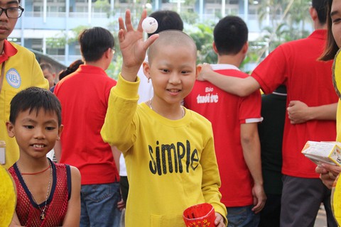 Bữa tiệc tất niên 0 đồng của bệnh nhi ung thư - Ảnh 6. Bữa tiệc tất niên 0 đồng của bệnh nhi ung thư - Ảnh 6.