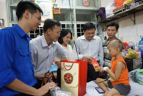 Bữa tiệc tất niên 0 đồng của bệnh nhi ung thư - Ảnh 3. Bữa tiệc tất niên 0 đồng của bệnh nhi ung thư - Ảnh 3.