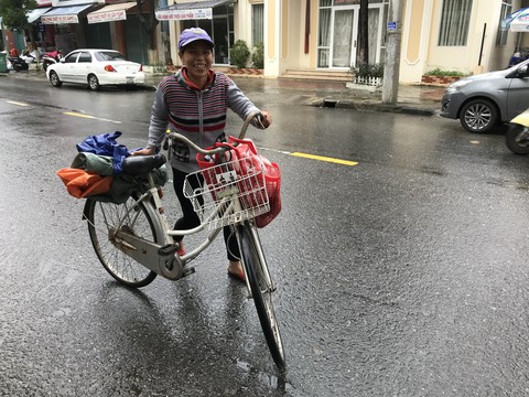 Nhìn chị đạp chiếc xe cũ mèm tới trả lại ví tiền, tôi khóc - Ảnh 5. Nhìn chị đạp chiếc xe cũ mèm tới trả lại ví tiền, tôi khóc - Ảnh 5.
