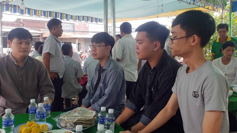 Tang thương bao trùm sau vụ xe container tông hàng loạt xe máy - Ảnh 3. Tang thương bao trùm sau vụ xe container tông hàng loạt xe máy - Ảnh 3.