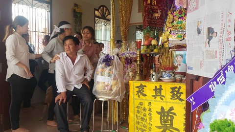 Tang thương bao trùm sau vụ xe container tông hàng loạt xe máy - Ảnh 1. Tang thương bao trùm sau vụ xe container tông hàng loạt xe máy - Ảnh 1.