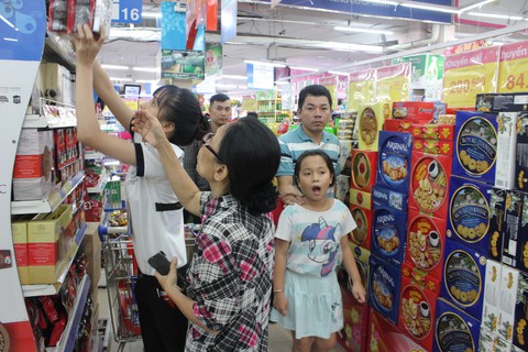 Mua 1 tặng 1: Chương trình khuyến mãi chỉ trong 3 ngày hút khách - Ảnh 2. Mua 1 tặng 1: Chương trình khuyến mãi chỉ trong 3 ngày hút khách - Ảnh 2.