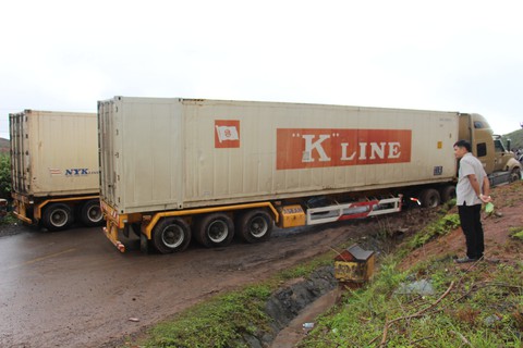 2 xe container sa lầy ở đèo Phượng Hoàng, quốc lộ 26 tắc nghẽn - Ảnh 2. 2 xe container sa lầy ở đèo Phượng Hoàng, quốc lộ 26 tắc nghẽn - Ảnh 2.