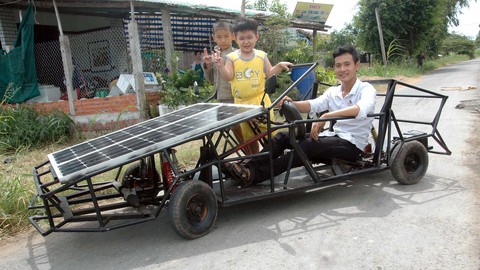 Xe năng lượng mặt trời của chàng trai bổ túc - Ảnh 1. Xe năng lượng mặt trời của chàng trai bổ túc - Ảnh 1.