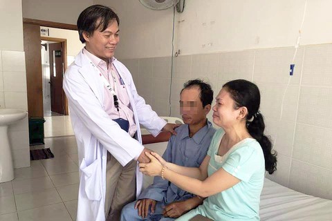 Khổ sở vì chứng nuốt không trôi - Ảnh 1. Khổ sở vì chứng nuốt không trôi - Ảnh 1.
