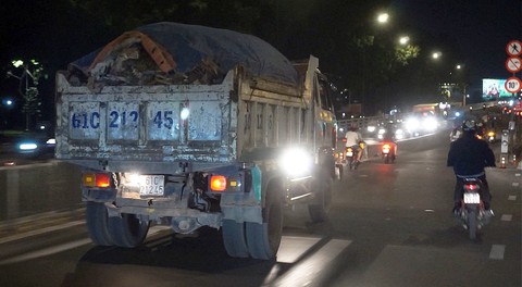 Xe tải đi vào nội thành: có phép, không phép lẫn lộn! - Ảnh 1. Xe tải đi vào nội thành: có phép, không phép lẫn lộn! - Ảnh 1.