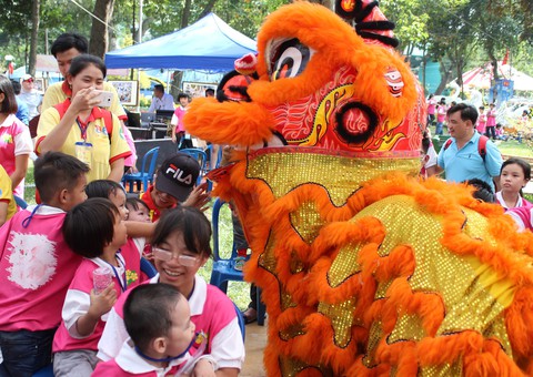 2.000 trẻ nghèo TP.HCM vui cùng Tổ ấm ngày xuân - Ảnh 10. 2.000 trẻ nghèo TP.HCM vui cùng Tổ ấm ngày xuân - Ảnh 10.