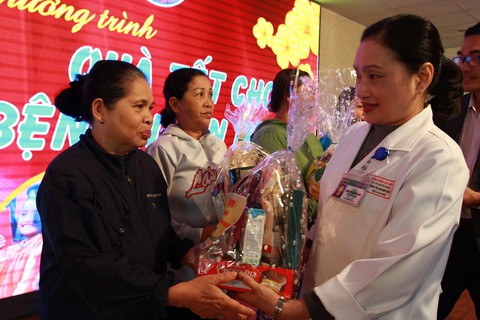 Mang Tết sớm đến với bệnh nhân miền Trung - Ảnh 1. Mang Tết sớm đến với bệnh nhân miền Trung - Ảnh 1.