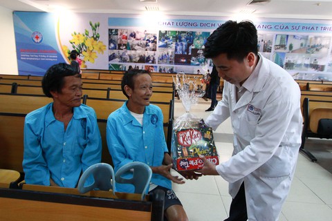 Mang Tết sớm đến với bệnh nhân miền Trung - Ảnh 5. Mang Tết sớm đến với bệnh nhân miền Trung - Ảnh 5.