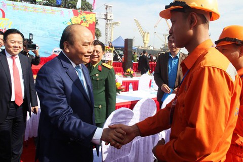 Thủ tướng Nguyễn Xuân Phúc chúc Tết công nhân cảng Hải Phòng - Ảnh 1. Thủ tướng Nguyễn Xuân Phúc chúc Tết công nhân cảng Hải Phòng - Ảnh 1.