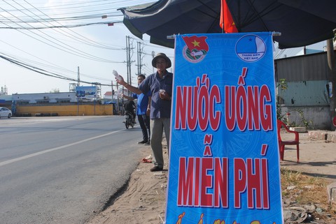 Ấm lòng trạm nước suối, khăn lạnh miễn phí cho người về quê - Ảnh 2. Ấm lòng trạm nước suối, khăn lạnh miễn phí cho người về quê - Ảnh 2.