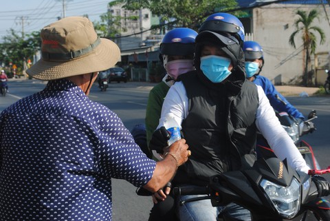 Ấm lòng trạm nước suối, khăn lạnh miễn phí cho người về quê - Ảnh 7. Ấm lòng trạm nước suối, khăn lạnh miễn phí cho người về quê - Ảnh 7.