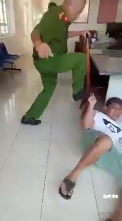 Tạm đình chỉ công an dùng chân tác động vào người làm chứng - Ảnh 2. Tạm đình chỉ công an dùng chân tác động vào người làm chứng - Ảnh 2.