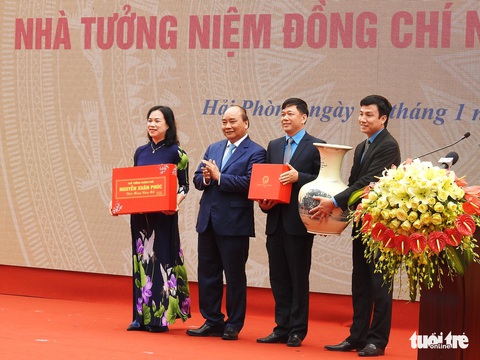 Thủ tướng Nguyễn Xuân Phúc chúc Tết công nhân cảng Hải Phòng - Ảnh 3. Thủ tướng Nguyễn Xuân Phúc chúc Tết công nhân cảng Hải Phòng - Ảnh 3.