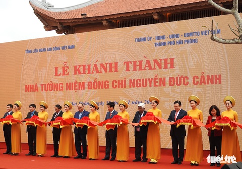 Thủ tướng Nguyễn Xuân Phúc chúc Tết công nhân cảng Hải Phòng - Ảnh 2. Thủ tướng Nguyễn Xuân Phúc chúc Tết công nhân cảng Hải Phòng - Ảnh 2.