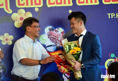 Cuộc hội ngộ của những tầm lòng chiều cuối năm - Ảnh 7. Cuộc hội ngộ của những tầm lòng chiều cuối năm - Ảnh 7.