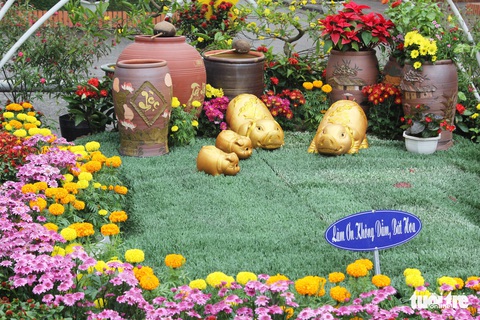 Hàng loạt giỏ hoa trang trí tết trên đường phố Nghệ An bị trộm - Ảnh 3. Hàng loạt giỏ hoa trang trí tết trên đường phố Nghệ An bị trộm - Ảnh 3.