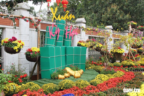Hàng loạt giỏ hoa trang trí tết trên đường phố Nghệ An bị trộm - Ảnh 4. Hàng loạt giỏ hoa trang trí tết trên đường phố Nghệ An bị trộm - Ảnh 4.