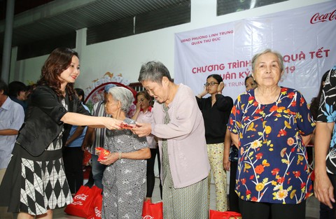 Cùng Coca-Cola mở lòng đón Tết, lan toả điều tốt đẹp - Ảnh 3. Cùng Coca-Cola mở lòng đón Tết, lan toả điều tốt đẹp - Ảnh 3.