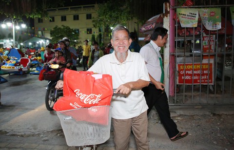 Cùng Coca-Cola mở lòng đón Tết, lan toả điều tốt đẹp - Ảnh 4. Cùng Coca-Cola mở lòng đón Tết, lan toả điều tốt đẹp - Ảnh 4.