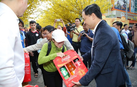 Cùng Coca-Cola mở lòng đón Tết, lan toả điều tốt đẹp - Ảnh 6. Cùng Coca-Cola mở lòng đón Tết, lan toả điều tốt đẹp - Ảnh 6.