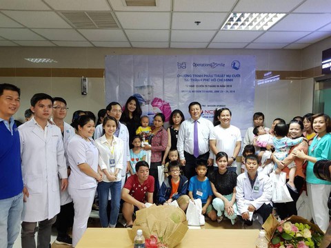 Khi ngân hàng kết vòng tay nối yêu thương - Ảnh 1. Khi ngân hàng kết vòng tay nối yêu thương - Ảnh 1.