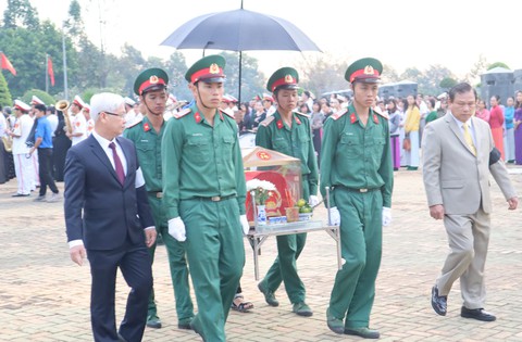 An táng 44 hài cốt liệt sĩ quân tình nguyện Việt Nam - Ảnh 1. An táng 44 hài cốt liệt sĩ quân tình nguyện Việt Nam - Ảnh 1.