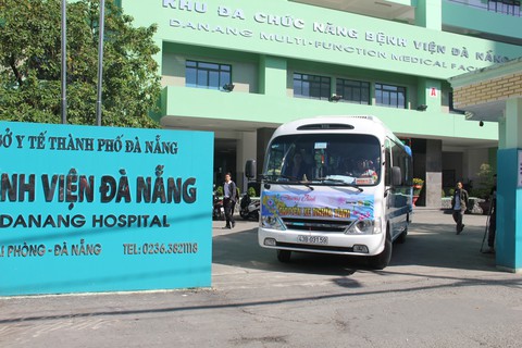 Chuyến xe nghĩa tình đưa bệnh nhân miền Trung về quê - Ảnh 5. Chuyến xe nghĩa tình đưa bệnh nhân miền Trung về quê - Ảnh 5.