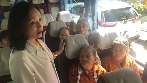 Chuyến xe nghĩa tình đưa bệnh nhân miền Trung về quê - Ảnh 1. Chuyến xe nghĩa tình đưa bệnh nhân miền Trung về quê - Ảnh 1.