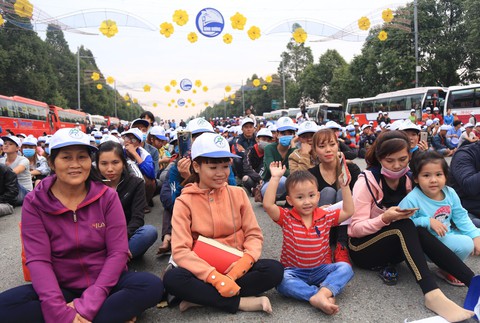 Chuyến xe xuân nghĩa tình đưa 5.000 công nhân về quê ăn tết - Ảnh 3. Chuyến xe xuân nghĩa tình đưa 5.000 công nhân về quê ăn tết - Ảnh 3.