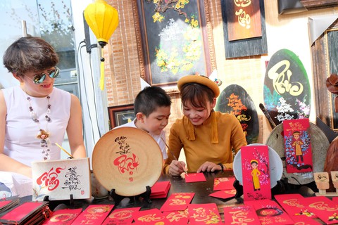 Phố ông đồ ở Sài Gòn: Người xin chữ và cho chữ cùng vui - Ảnh 1. Phố ông đồ ở Sài Gòn: Người xin chữ và cho chữ cùng vui - Ảnh 1.