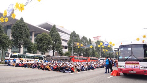 Chuyến xe xuân nghĩa tình đưa 5.000 công nhân về quê ăn tết - Ảnh 4. Chuyến xe xuân nghĩa tình đưa 5.000 công nhân về quê ăn tết - Ảnh 4.