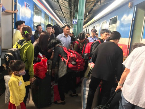 Chuyển tải hành khách từ ga Sài Gòn ra Bình Thuận, khách vẫn đợi tàu SE8 - Ảnh 4. Chuyển tải hành khách từ ga Sài Gòn ra Bình Thuận, khách vẫn đợi tàu SE8 - Ảnh 4.