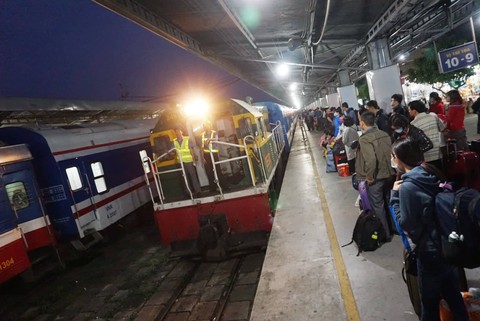 33 đoàn tàu tết từ ga Sài Gòn chậm giờ sau sự cố trật bánh - Ảnh 1. 33 đoàn tàu tết từ ga Sài Gòn chậm giờ sau sự cố trật bánh - Ảnh 1.