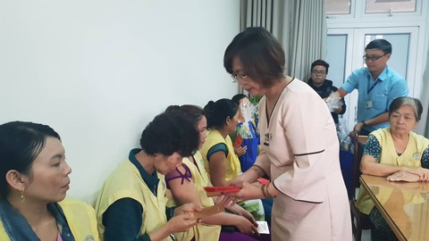 Quà Tết của bạn đọc Tuổi Trẻ đến với bệnh nhân nghèo - Ảnh 3. Quà Tết của bạn đọc Tuổi Trẻ đến với bệnh nhân nghèo - Ảnh 3.