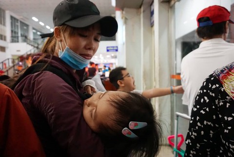 Chuyển tải hành khách từ ga Sài Gòn ra Bình Thuận, khách vẫn đợi tàu SE8 - Ảnh 2. Chuyển tải hành khách từ ga Sài Gòn ra Bình Thuận, khách vẫn đợi tàu SE8 - Ảnh 2.