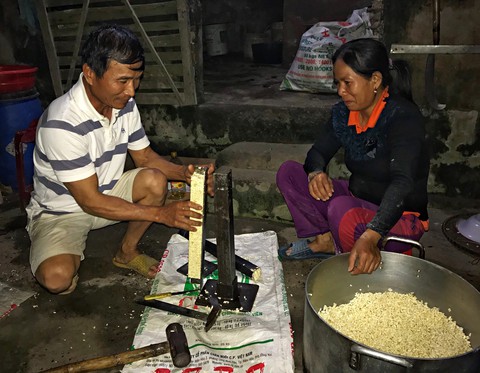 Phù Bài - rền vang tiếng đóng bánh khô - Ảnh 5. Phù Bài - rền vang tiếng đóng bánh khô - Ảnh 5.