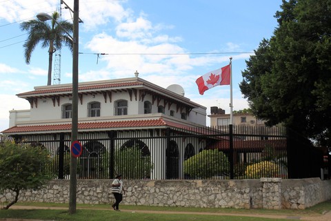 Canada rút nửa số nhân viên ngoại giao tại Cuba vì sợ bệnh lạ - Ảnh 1. Canada rút nửa số nhân viên ngoại giao tại Cuba vì sợ bệnh lạ - Ảnh 1.